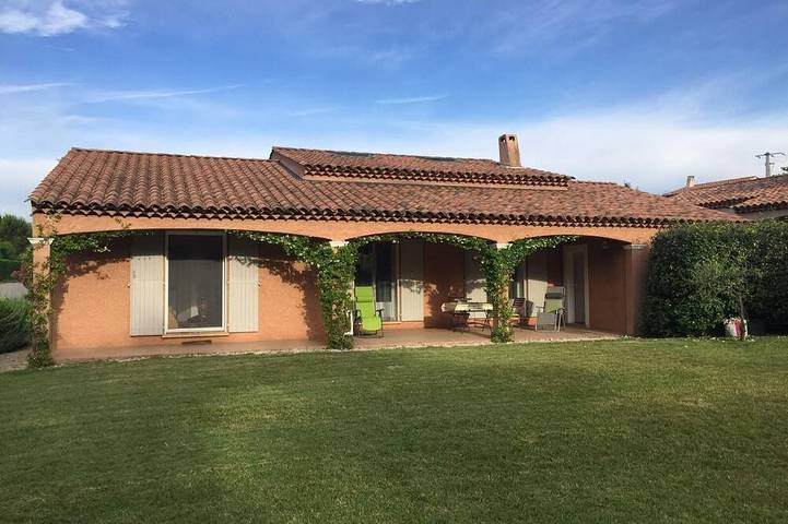 Location de vacances pour 6 personnes, avec Terrasse ainsi que Jardin et Piscine à Pierrevert