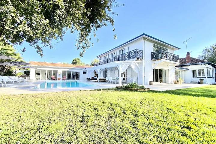 Villa pour 14 personnes, avec Balcon et Terrasse ainsi que Jardin et Piscine à Gujan-Mestras