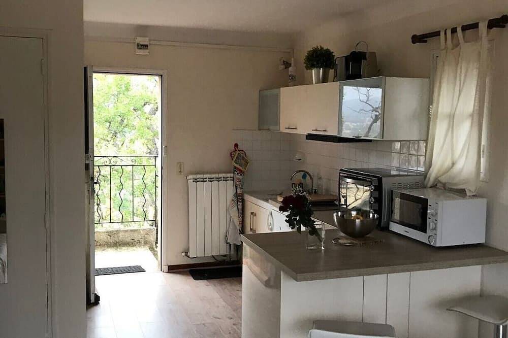 Ganze Wohnung, Studio almost in a tree in Le Pradet, Toulon Region