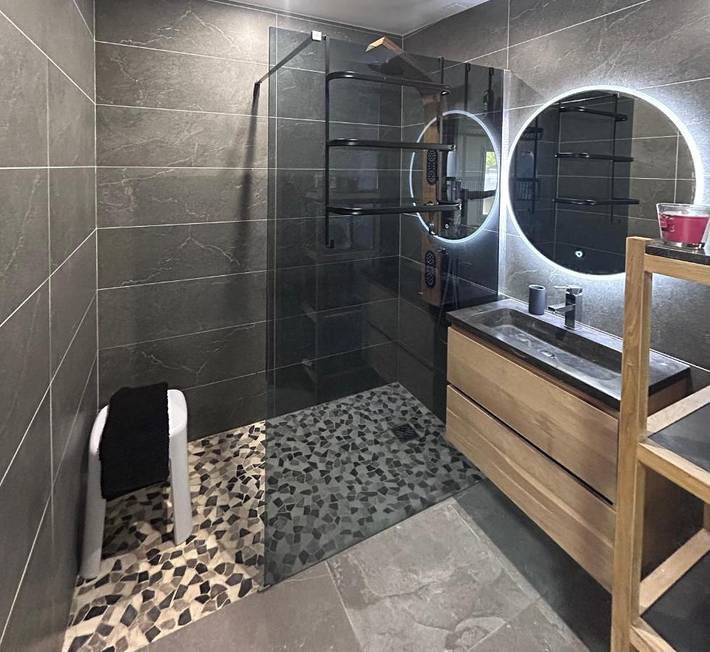 Location de vacances pour 6 personnes, avec vue ainsi que jardin et piscine, animaux acceptés à Saint-Mitre-les-Remparts - 3