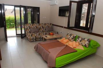 Gîte pour 4 personnes, avec terrasse et jardin dans Tivat