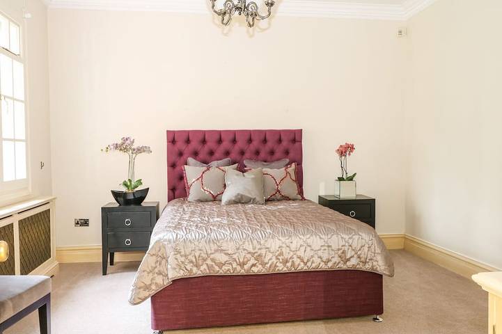 Gleneagles, family friendly, luxury holiday cottage in Sunningdale in Sunningdale, Berkshire