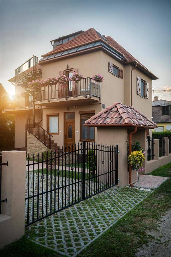 Ferienhaus für 16 Personen, mit Balkon und Terrasse sowie Garten und Seeblick in Balatonmariafürdö