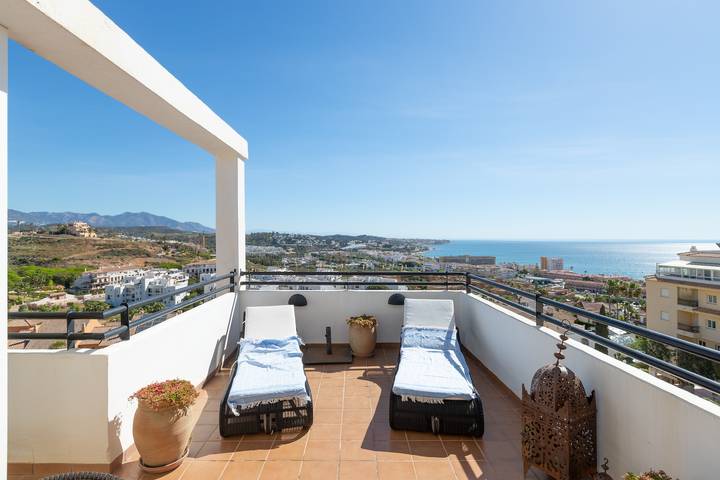 Penthouse met fantastisch uitzicht, berg- & zeezicht, terras en tuin in La Cala de Mijas, Mijas