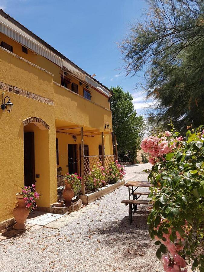 Ferienwohnung für 3 Personen, mit Terrasse und Garten sowie Pool