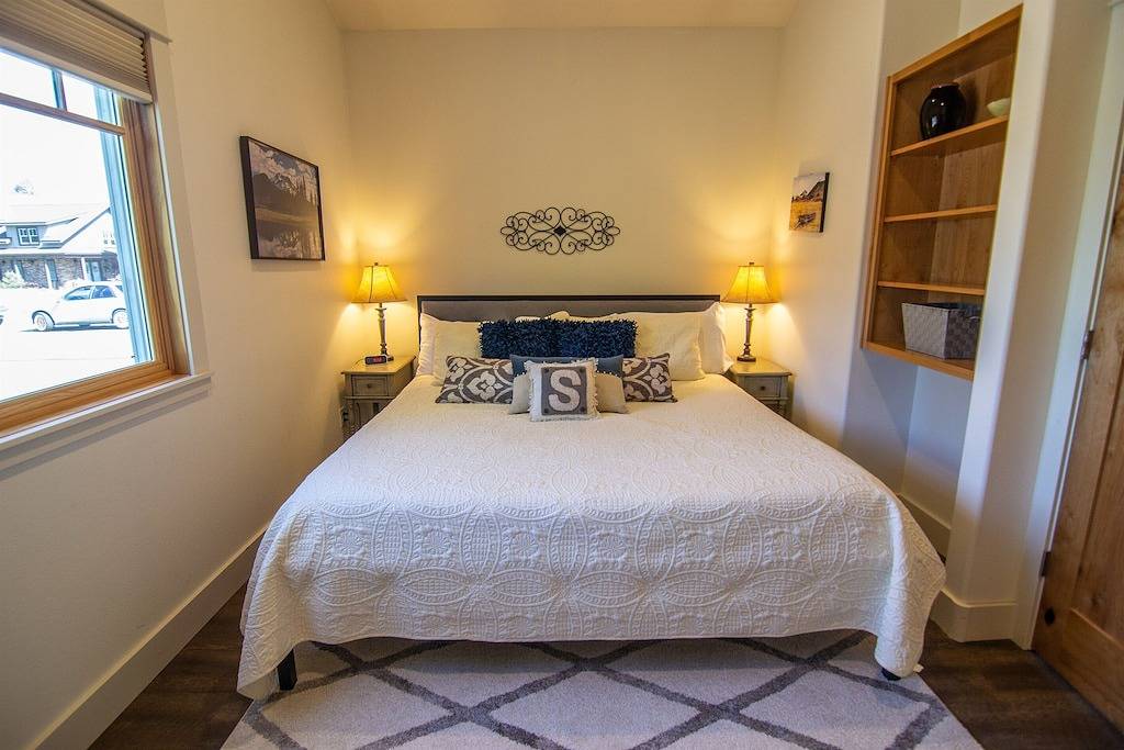 Ganze Wohnung, Neu gelistet und gebaut, nur 1 Block in die Stadt, Blick auf die Berge, tierfreundlich, wow! in Sisters, Black Butte Ranch