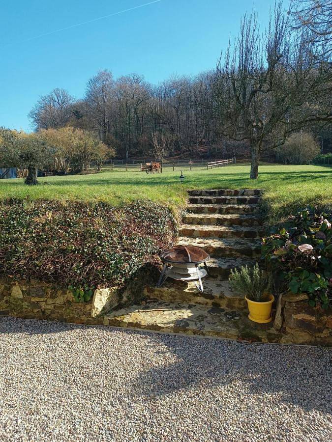 Location de vacances pour 2 personnes, avec vue ainsi que jardin et terrasse à Écommoy - 3