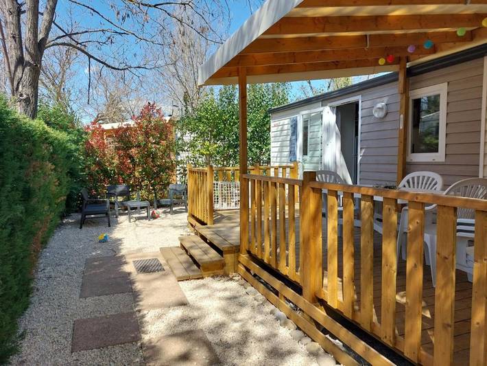 Camping pour 6 personnes, avec bassin pour enfant ainsi que piscine et terrasse à La Roque-d'Anthéron - 3