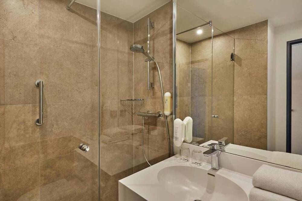 Ganze Wohnung, H+ Hotel Köln Brühl by Sunday Hotels Deluxe-Zimmer in Phantasialand, Brühl