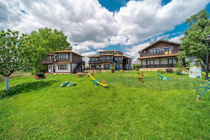 Station pour 3 personnes, avec Balcon et Terrasse ainsi que Jardin et Vue sur le lac dans Дуранкулак