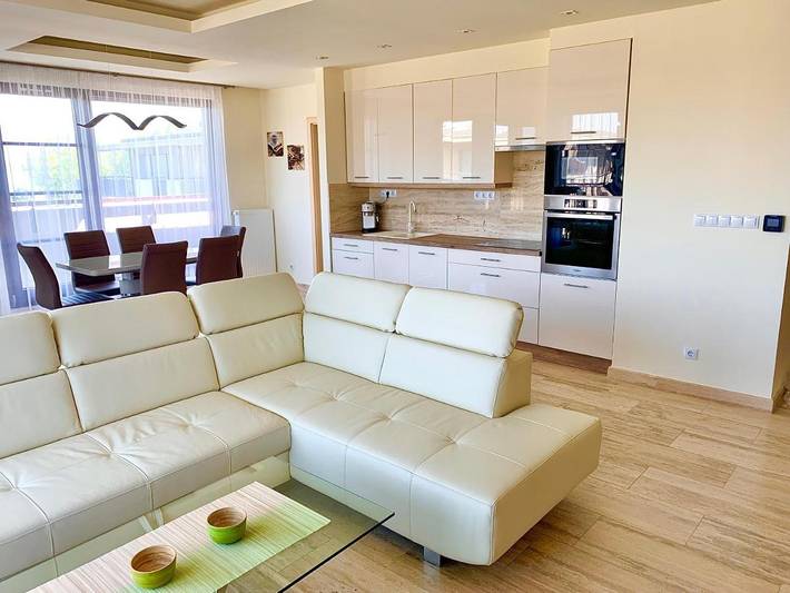 Ferienwohnung für 6 Personen, mit Seeblick und Ausblick sowie Pool und Terrasse in Zamardi