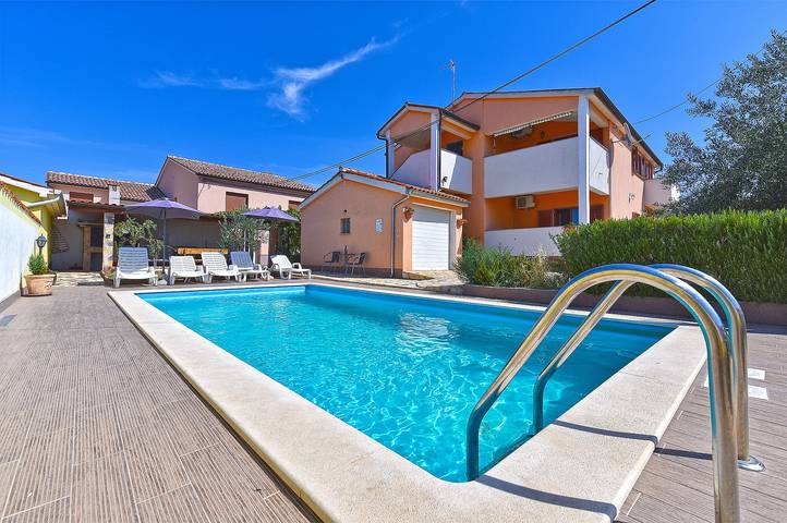 Maison de vacances pour 16 personnes, avec Balcon et Balcon/Terrasse ainsi que Terrasse et Piscine dans Istrie