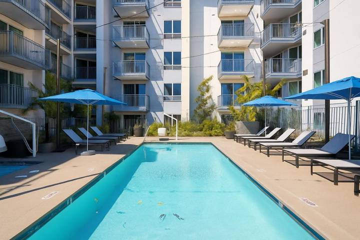 Apartamento para 4 personas, con piscina además de jacuzzi y balcón en North Hollywood
