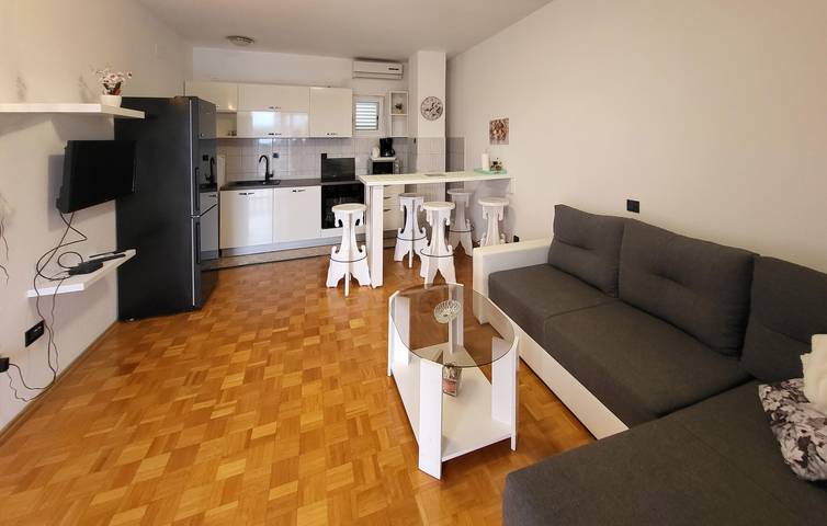 Ganze Ferienwohnung, Modernes Apartment mit Pool, Terrasse und WLAN in der Nähe von hervorragenden Restaurants in Galovac, Zadar