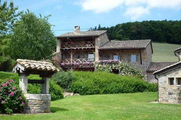 Gîte pour 6 personnes, avec jardin à Pierreclos