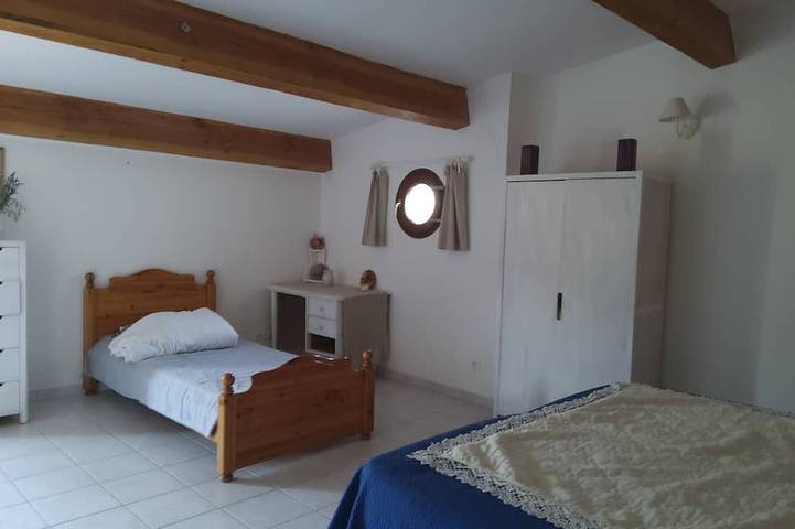 Gîte pour 10 personnes, avec piscine ainsi que jardin et terrasse à Peypin-d'Aigues - 3