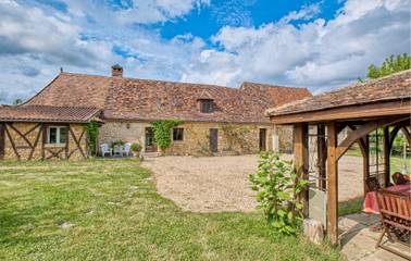 Gîte pour 9 personnes, avec piscine ainsi que jardin et terrasse à Lacropte