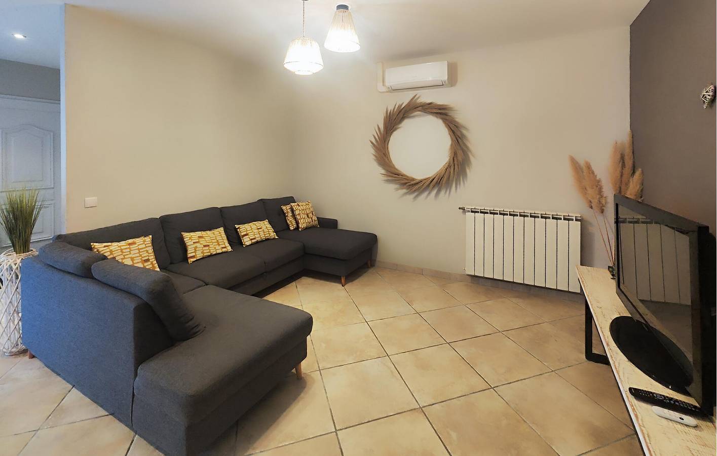 Modernes Apartment mit Pool, WLAN und Parkplatz in der Nähe von Creissan in Puisserguier, Béziers und Umgebung