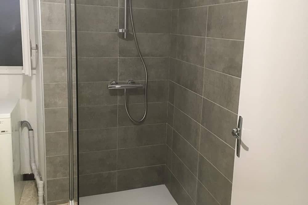 Ganze Wohnung, Appt in listed village on river bank, with terrace and barbecue in Vogüé, Ardèche