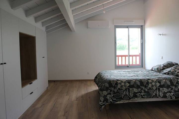 Completely renovated 18th century Basque farmhouse, in a quiet location with views of the hills. in Souraïde, Bayonne und Umgebung
