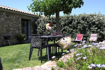 Gîte pour 4 personnes, avec jardin à Figari