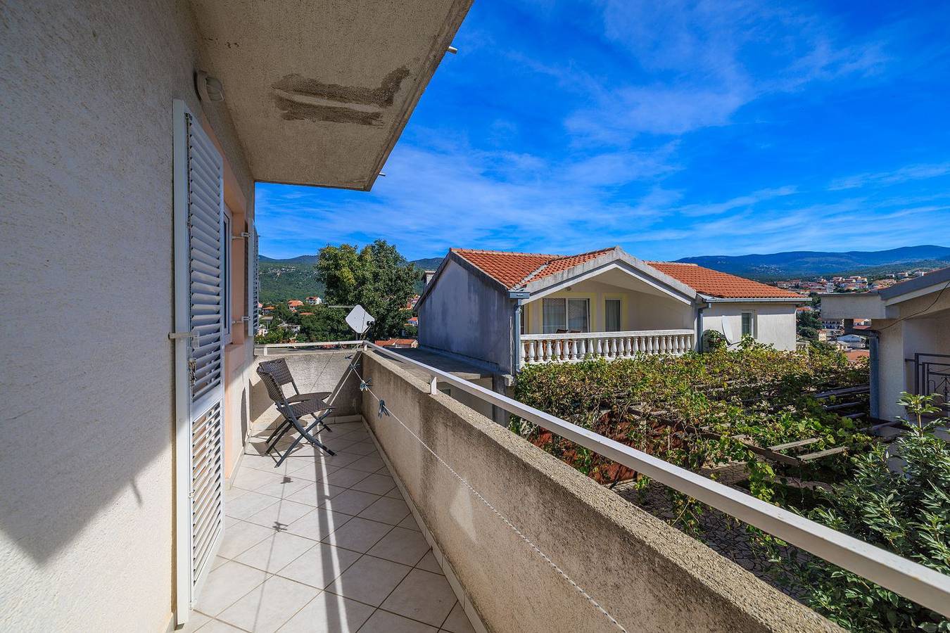Ganze Wohnung, Beschauliches Apartment nur 300 Meter zum Strand mit Garten und Grill in Plaža Bribirska obala, Novi Vinodolski