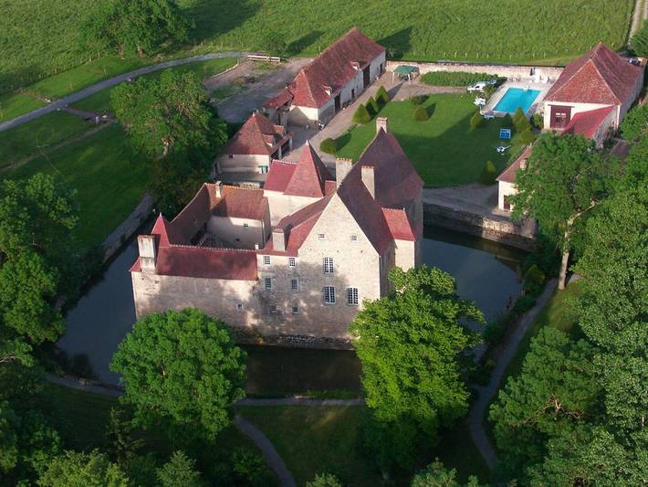 Location de vacances pour 4 personnes, avec Piscine et Vue dans Ébreuil