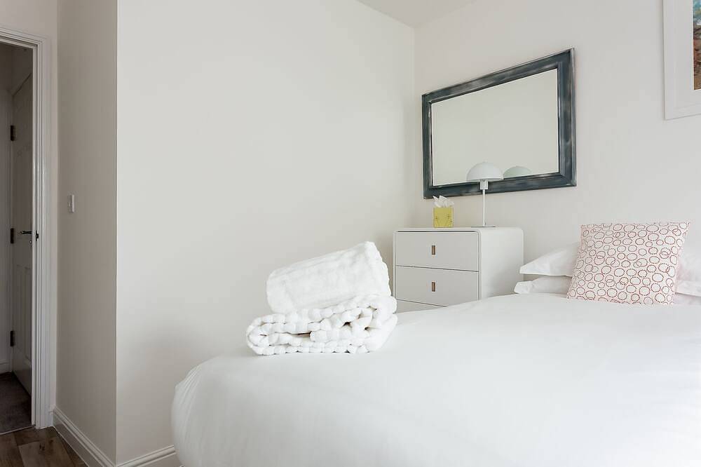Entire apartment, Beach Point - Stunning Harbour Views from Balcony in Poole, Poole Harbour