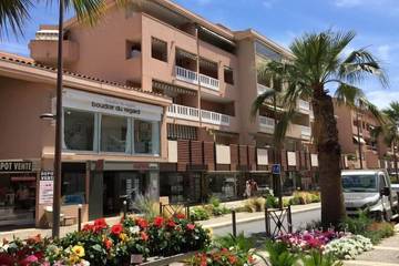 Gîte pour 4 personnes, avec terrasse et balcon/terrasse, animaux acceptés dans Office de Tourisme Sainte Maxime