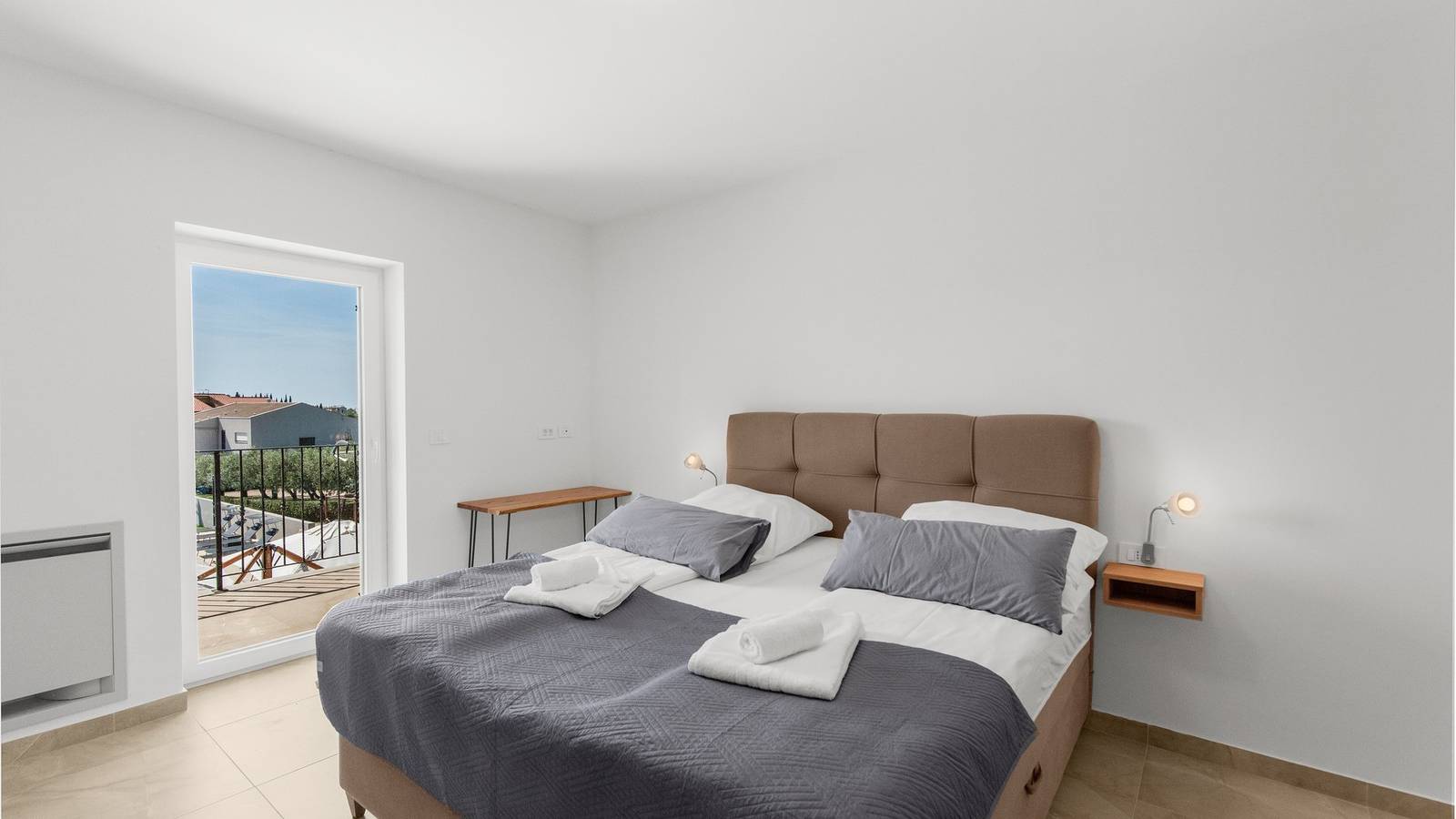 Ganze Wohnung, Apartment mit Balkon und Poolblick

 in Novigrad, Dajla