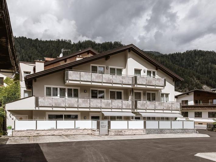 Ferienwohnung für 10 Personen, mit Ausblick und Sauna sowie Balkon, kinderfreundlich in Ried im Oberinntal