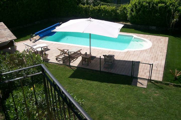 Appartement de vacances pour 5 personnes, avec Balcon ainsi que Jardin et Piscine