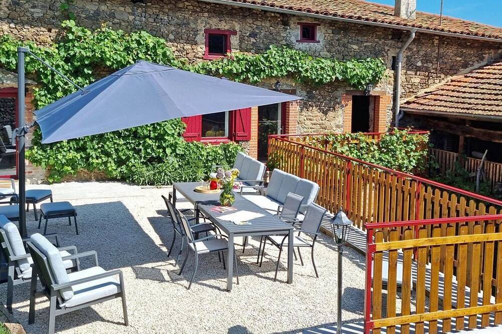 Gîte spacieux avec spa et jardin pour 10 personnes in Saint-Denis-sur-Coise, Montbrison