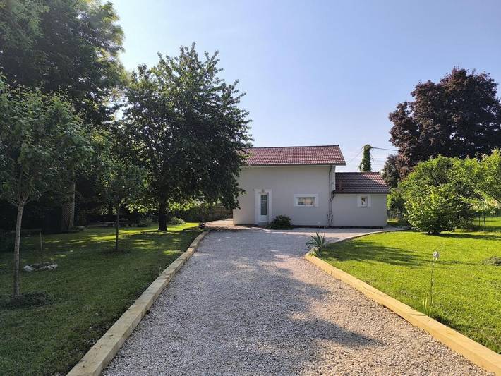Location de vacances pour 8 personnes, avec vue et jardin à Dole - 2