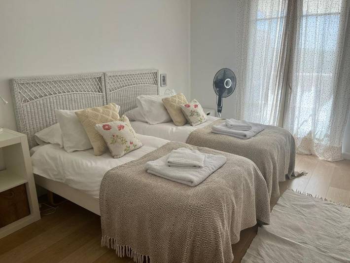 Location de vacances pour 8 personnes, avec jardin ainsi que vue et piscine, animaux acceptés à Pouzolles - 4