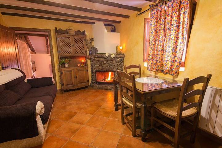 Gîte pour 4 personnes, avec Jacuzzi et Terrasse ainsi que Jardin et Piscine