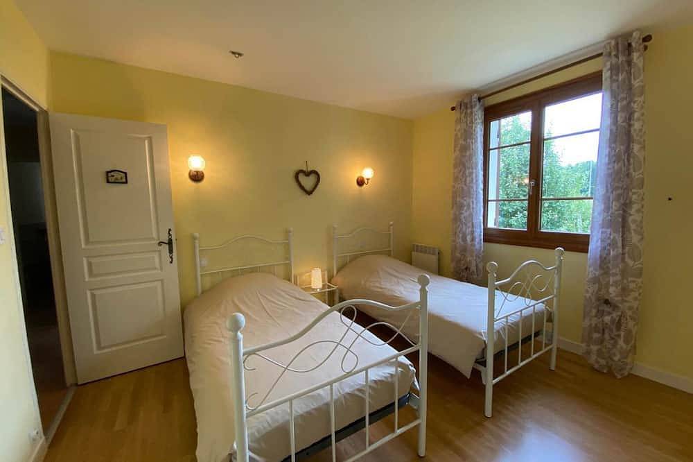 Maison spacieuse avec piscine privée, wifi et parking à Lanouaille in Lanouaille, Périgord Vert