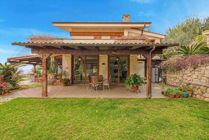 Location de vacances pour 7 personnes, avec jardin ainsi que vue et piscine, animaux acceptés à Formia - 2