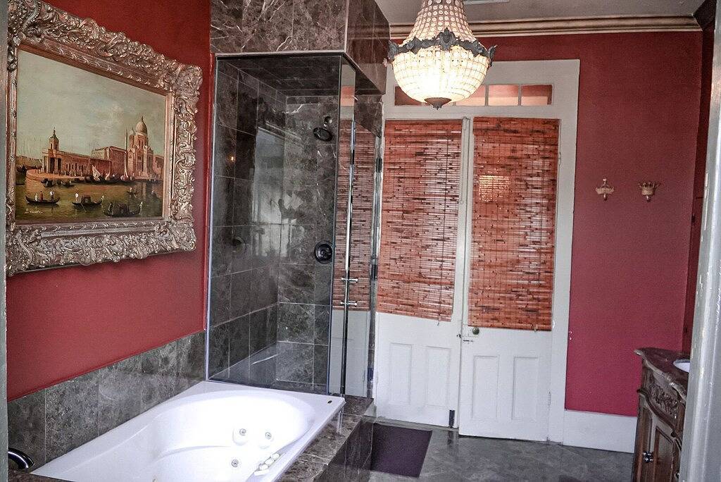 Ganze Wohnung, Shot Of Bourbon in Vieux Carre, New Orleans