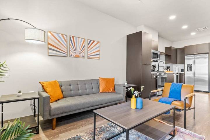 Vacation rental for 3 people, with pool and balcony, kid friendly in Glendale