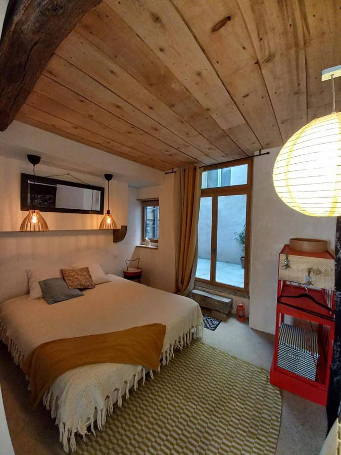 Appartement entier, Studio Apartment in Oloron-Sainte-Marie, Béarn