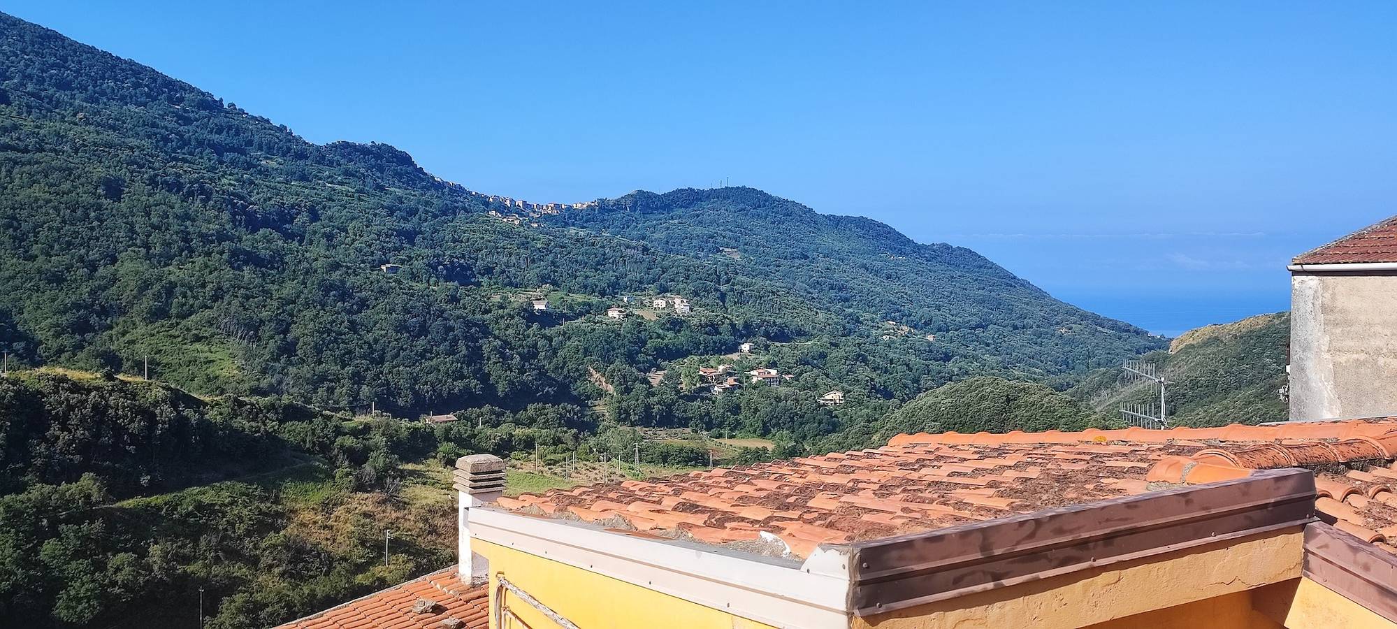 Entire apartment, Lumiravista - Alto: Maisonette with Panoramic Views in Historic Sangineto in Sangineto, Cosenza Province