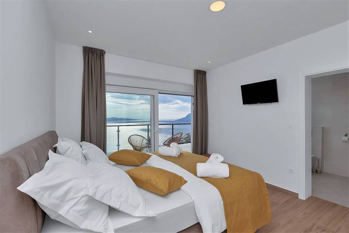 Location de vacances pour 8 personnes, avec jacuzzi et sauna ainsi que jardin et piscine à Brela - 2