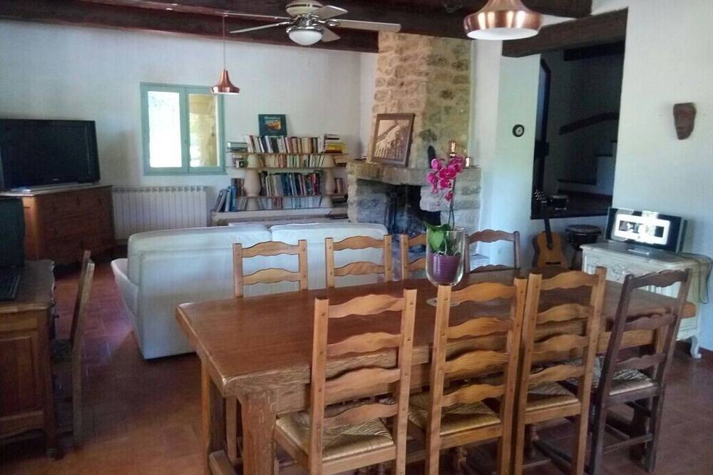 Entire family country house on 1 ha with no direct neighbors in Ansouis, Parque natural regional del Luberon