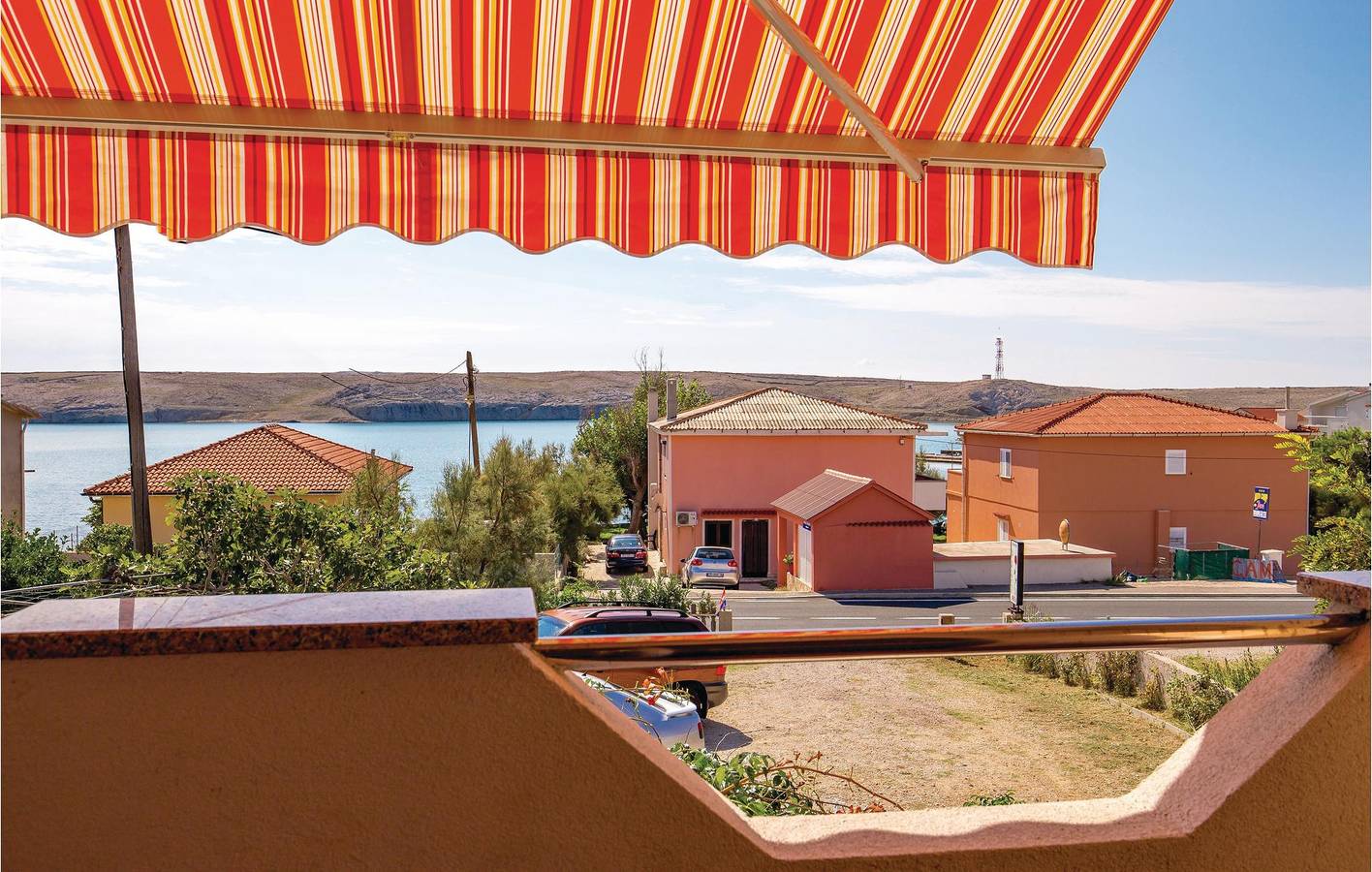 Ganze Ferienwohnung, Apartment am Meer mit Terrasse, Küche und WLAN – 1,5 km bis zur Küste in Pag Stadt, Pag