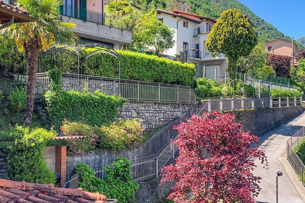 Geschmackvoll möbliertes freistehendes 6-Zimmer-Haus mit Pool und Privatstrand in Lezzeno, Comer See