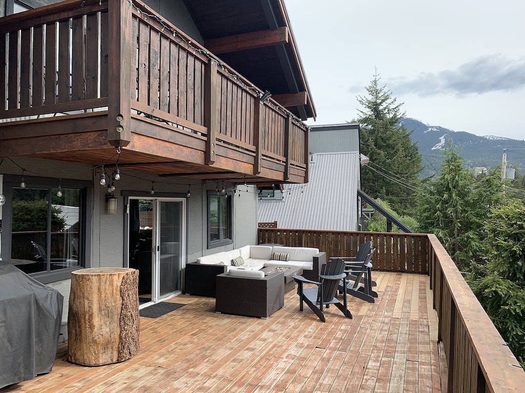 ✨ Valhalla Ski Chalet | Sleeps 14 | Private Hot Tub | Steps to Whistler Village in Whistler, Whistler Blackcomb