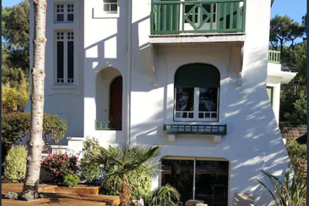 Belle Villa Art & Deco - Piscine Privée et Chauffée à 200 Mètres de la Plage in Le Moulleau, La Teste-de-Buch