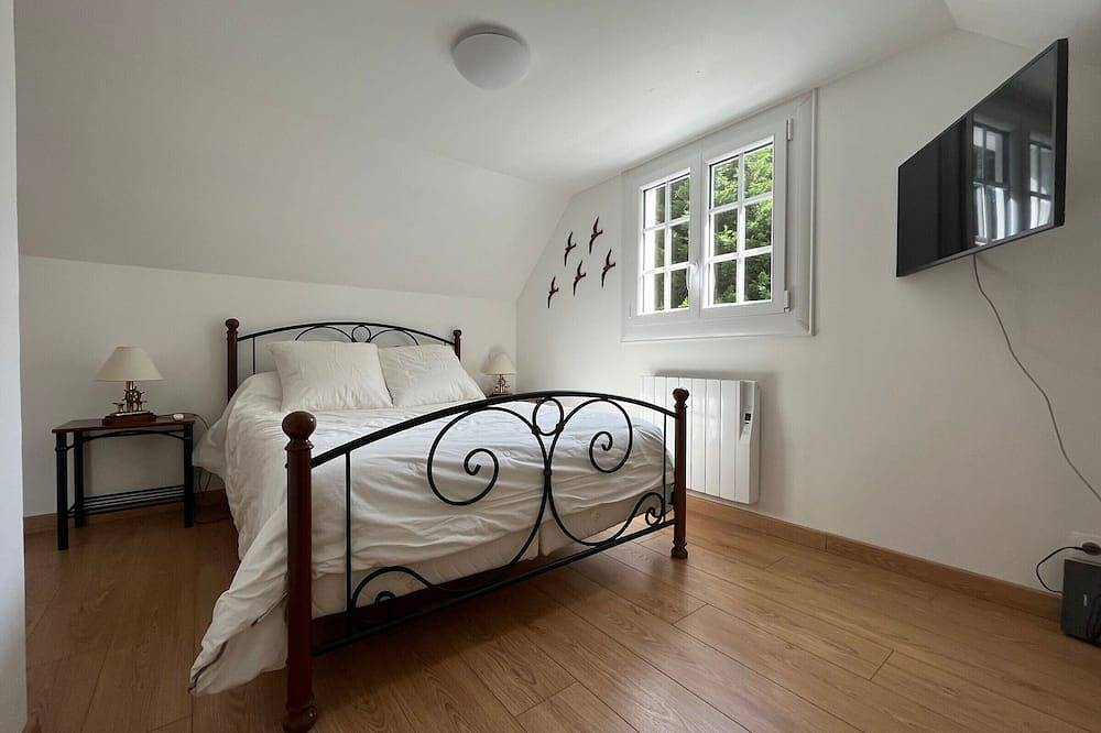 Independent house with direct beach access in Locmaria, Côte des Mégalithes