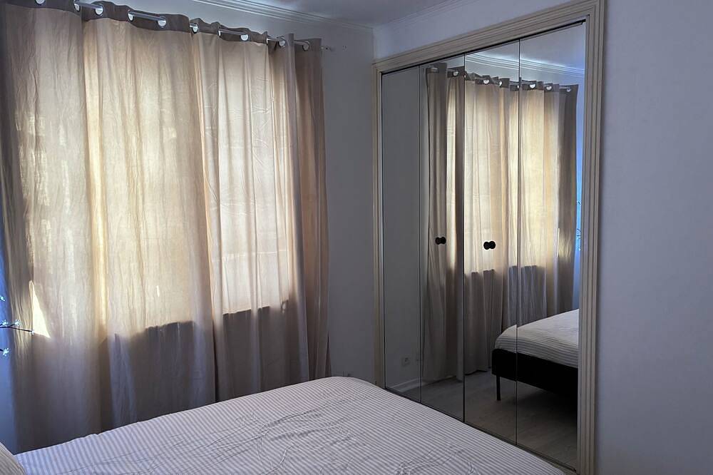 Private room in shared house - peaceful & warm atmosphere in Bron, Rhône